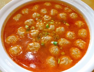 トマトのスープ丸い食物の塊（Qは小さなボールをプレーします）練習法7