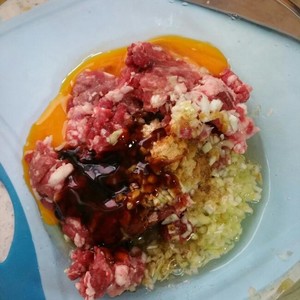 The practice measure of soup of beef a round mass of food 1