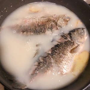 白いフナの魚のスープのレシピを吸う！練習法6