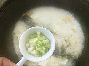 Soup whitefish bright nutrition is much, the practice measure of soup of bean curd of crucian carp fish 10