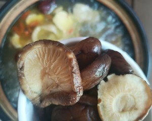 The practice measure of the Xianggu mushroom chicken broth that stew 9