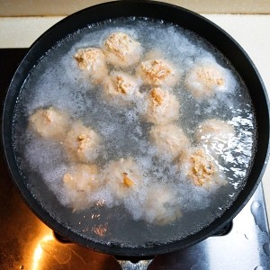 Meatball of chicken breast of Xianggu mushroom carrot soup (reduce weight) practice measure 5