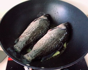The practice measure of soup of bean curd of crucian carp fish 2
