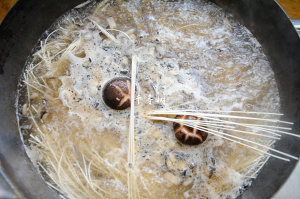 キノコのスープヌードルが見えるように見えるキノコスープは、見る人が味わうように味わう人はおいしい この能力が本当であることを測定しますmushroom soup 8 