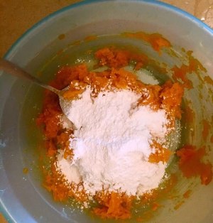 スープ2で提供されるもち米粉のかぼちゃの小さな詰めdump子塊の実践測定 