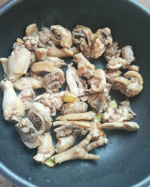 The practice measure of the Xianggu mushroom chicken broth that stew 6