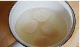 The practice measure of coloured glaze stuffed dumplings masse of glutinous rice flour served in soup 1