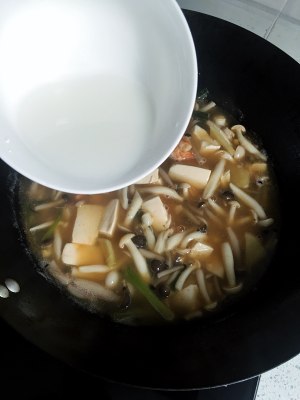 貴重な玉theのエビ菌10種のキノコのスープの実践測定