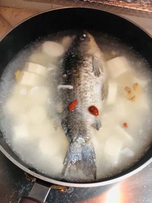 The soup of fish of yam crucian carp with grandma white white milk comes practice measure 5