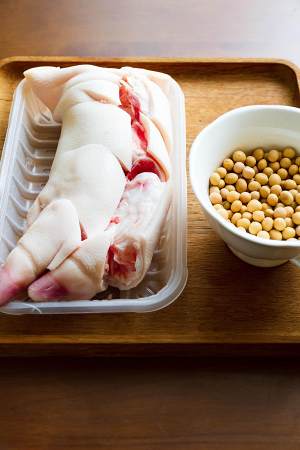 The practice measure of soup of hand of pig of soya bean Bao 1