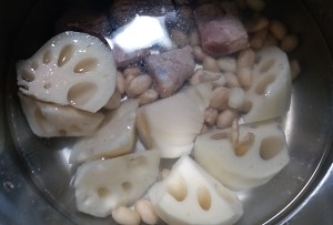 The practice measure of soup of bone of pig of earthnut lotus lotus root 4