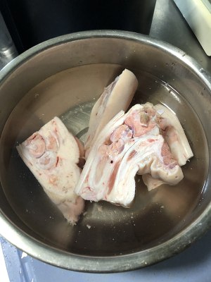 Filling gas enrichs the blood the practice measure of pig hand soup 1