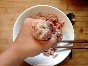 Close child the practice measure of rice served with meat and vegetables on top of tomato a round mass of food 6