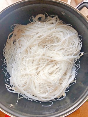 The daily life of a family is delicate the practice measure of Bao of beautiful clam vermicelli made from bean starch 4