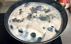The practice measure of delicious black chicken broth 3