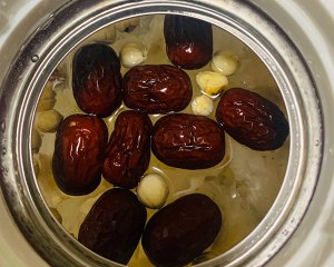 The practice measure of a thick soup of lotus seed of tremella red jujube 4