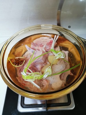 The practice measure of chicken broth of boiled in clear soup 3