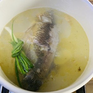 The practice measure of soup of bean curd of crucian carp fish 3