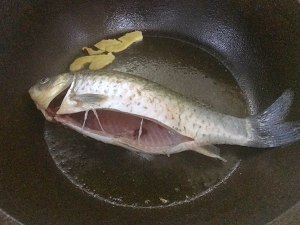 Soup whitefish bright nutrition is much, the practice measure of soup of bean curd of crucian carp fish 3