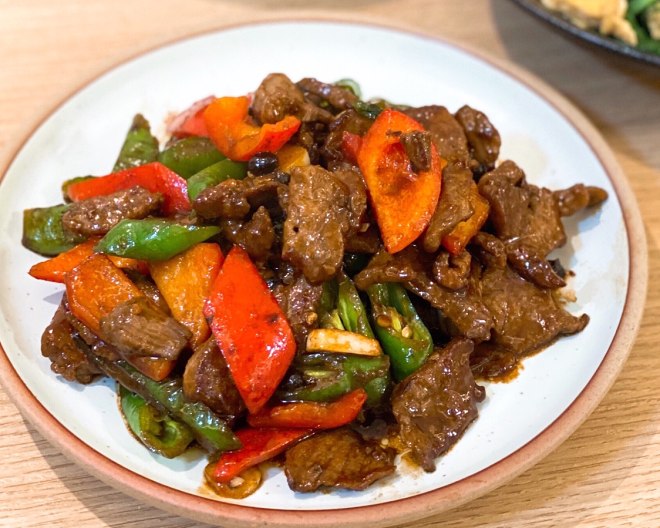 あなたは私を探す食事に劣らずに来ます! 地元の色のような紫は、牛肉を炒める習慣がほとんどない