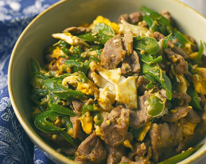 ポーチドエッグチリは、小さな肉を炒める（スーパーゴーライス）練習です