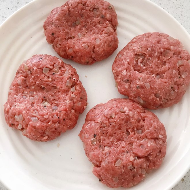 立食のおいしくてジューシーなハンバーガー牛ハンバーグの実践