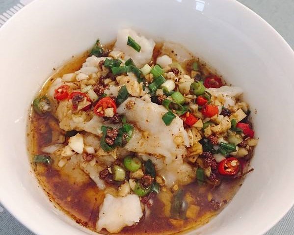 いくつかのホットスパイスプラント（クイックワーカーの食品のセット）練習のいずれかの麻の魚