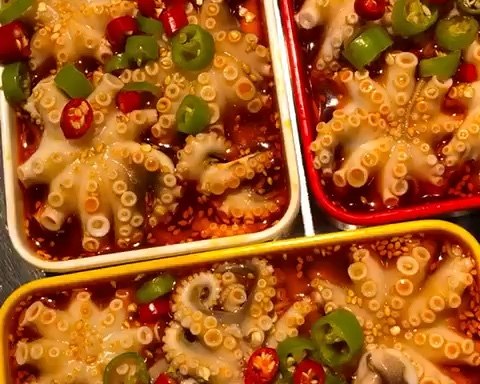温かい大麻ジュースの小さな魚介類を使って練習をすくい上げ、おいしい方法