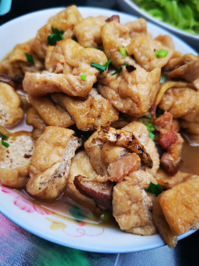 家族の日常生活の素早い労働者の肉は揚げ豆腐の練習