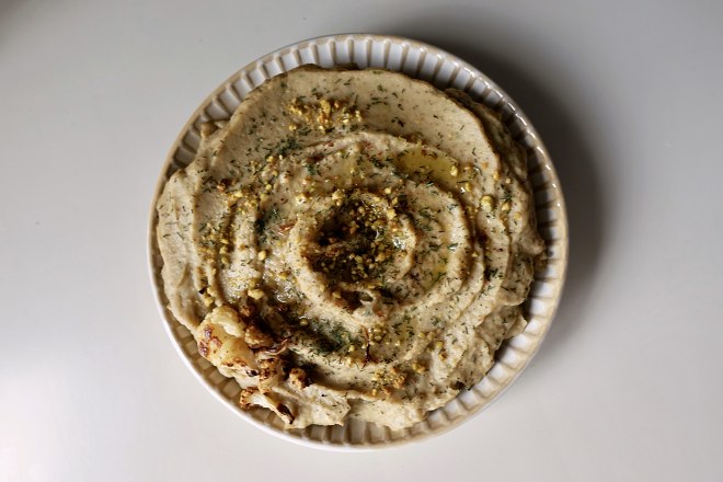 風除けの草を焼いて、料理ソースのローストパースニップ＆カリフラワーディップの実践