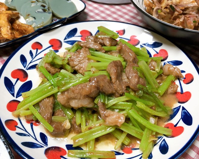 セロリは私と一緒に迅速に行われるように牛肉を炒めます！ 超入札！ 家族の日常生活のクイックワーカーは簡単です！ 練習