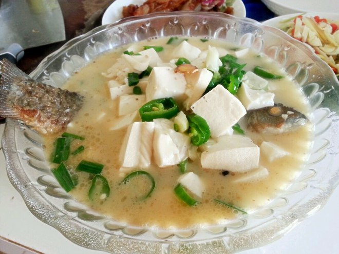 3通りのフナの豆腐のスープがシンプルな道を超える