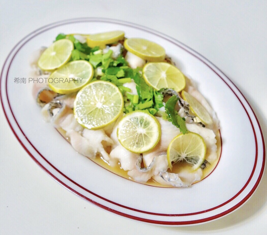 緑のレモン汁の魚肉の黒いスライスの練習、おいしい方法