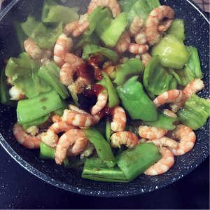 The practice measure that shelled fresh shrimps fries green pepper 5