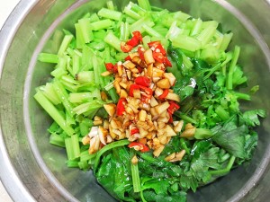 低脂肪の風邪とソーセージ11を着たセロリの練習尺度