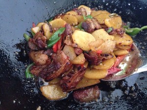 The practice measure of potato chips of steaky pork dry stir-fry before stewing 7