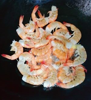 The practice measure of the oily stew prawn of dish of the daily life of a family 2