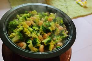 Shelled fresh shrimps is fried on the west the practice measure of orchid 8