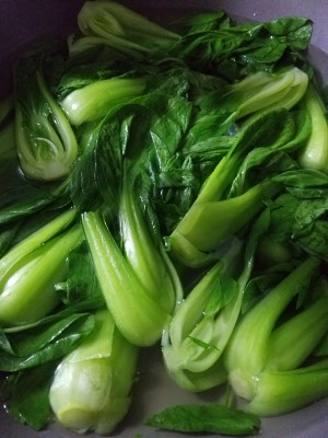 緑の野菜はベースから直接揚げられます。 薄緑色で悪くない食習慣ステップ2 