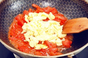 トマトが卵をスクランブルするとき、この1つの条件をさらに課すと、卵は柔らかく柔らかくなります。  tasty 9 