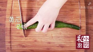 The practice measure of the cucumber of straw rain cape of small illicit hutch 1