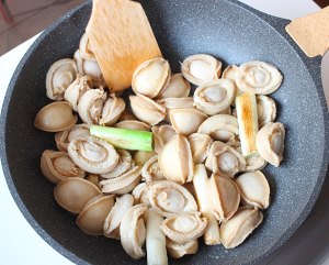 The practice measure of a course that the child can take two bowls of meals 4