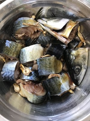 家族の日常生活の醤油漬けのサバの練習法4