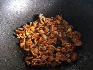 秘密？家族の日常の料理？？いくつかのホットスパイスプラントのいずれか ガーリックボルトの色フライガリン科砂肝？？ 