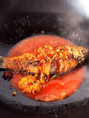 The practice measure of fish of crucian carp of braise in soy sauce 6
