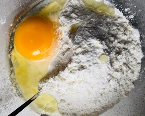 とげのあるロースト灰と塩で作られた調味料の玉ねぎ-おいしい料理を超える実践手段2  