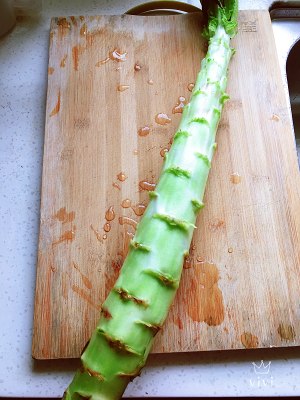 The practice measure of asparagus lettuce of cold and dressed with sause 1