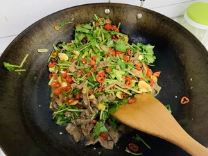 ご飯と一緒に行くのは小さいです。牛肉8を炒める練習対策です。