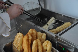 The practice measure of the practice of domestic deep-fried twisted dough sticks 14