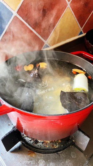 Small graceful leaves a kitchen. 